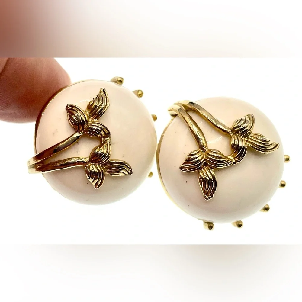 Vintage GoldTone Clip On Earrings White Round Acrylic Center Leaf Overlay Design - Picture 9 of 9